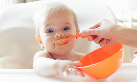 Jak děti naučit jíst pevnou stravu a kdy je vhodná doba s ní začít