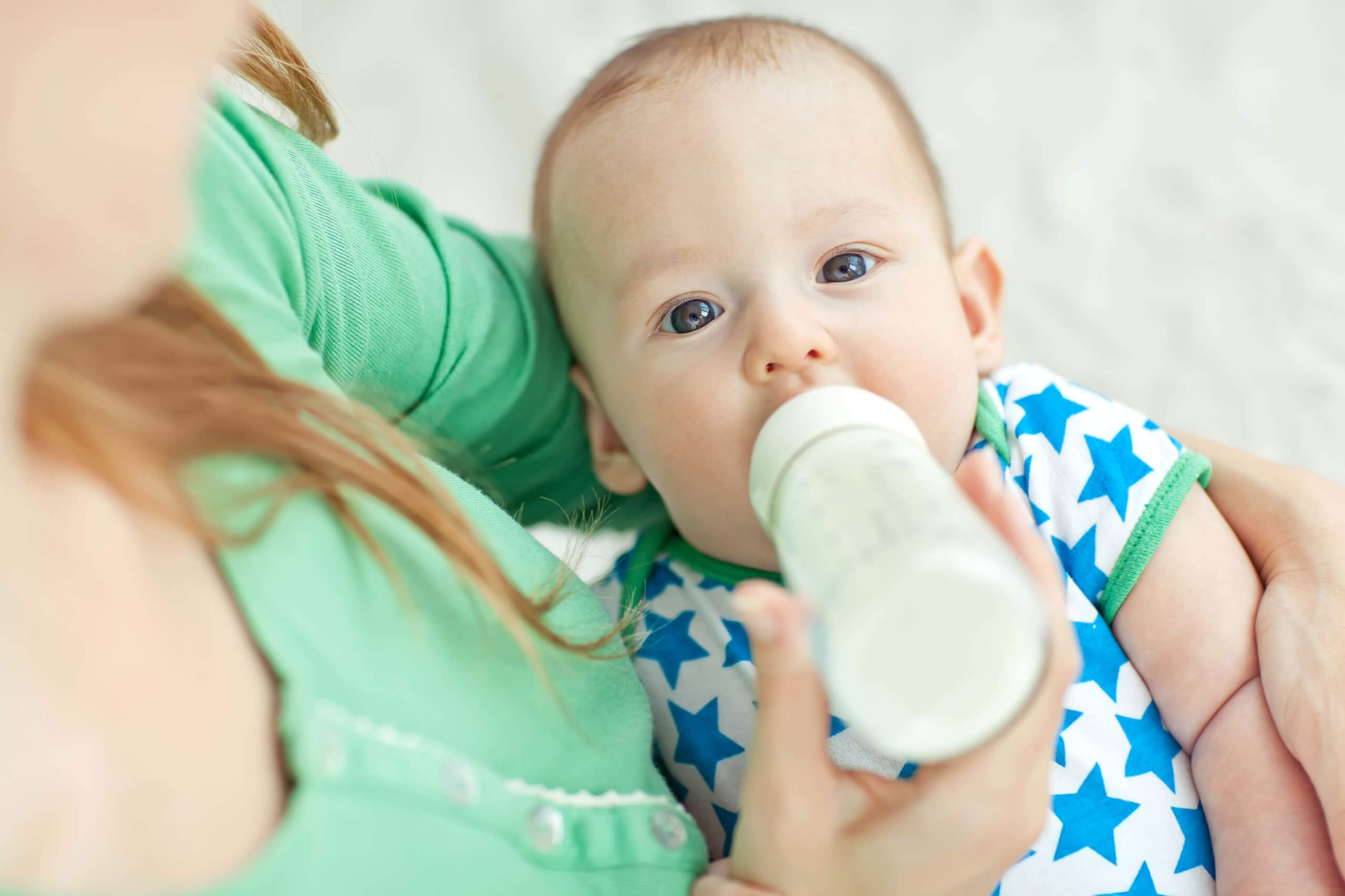 Mohou děti pít kravské mléko již od 6. měsíce po období výhradního kojení?