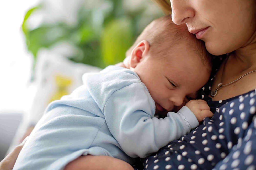 Blinkání a zvracení po kojení u novorozenců