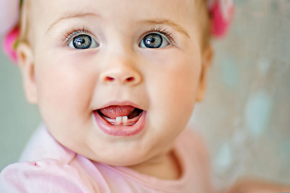 Růst zubů u dětí: Kdy začíná a jak ulevit od bolesti
